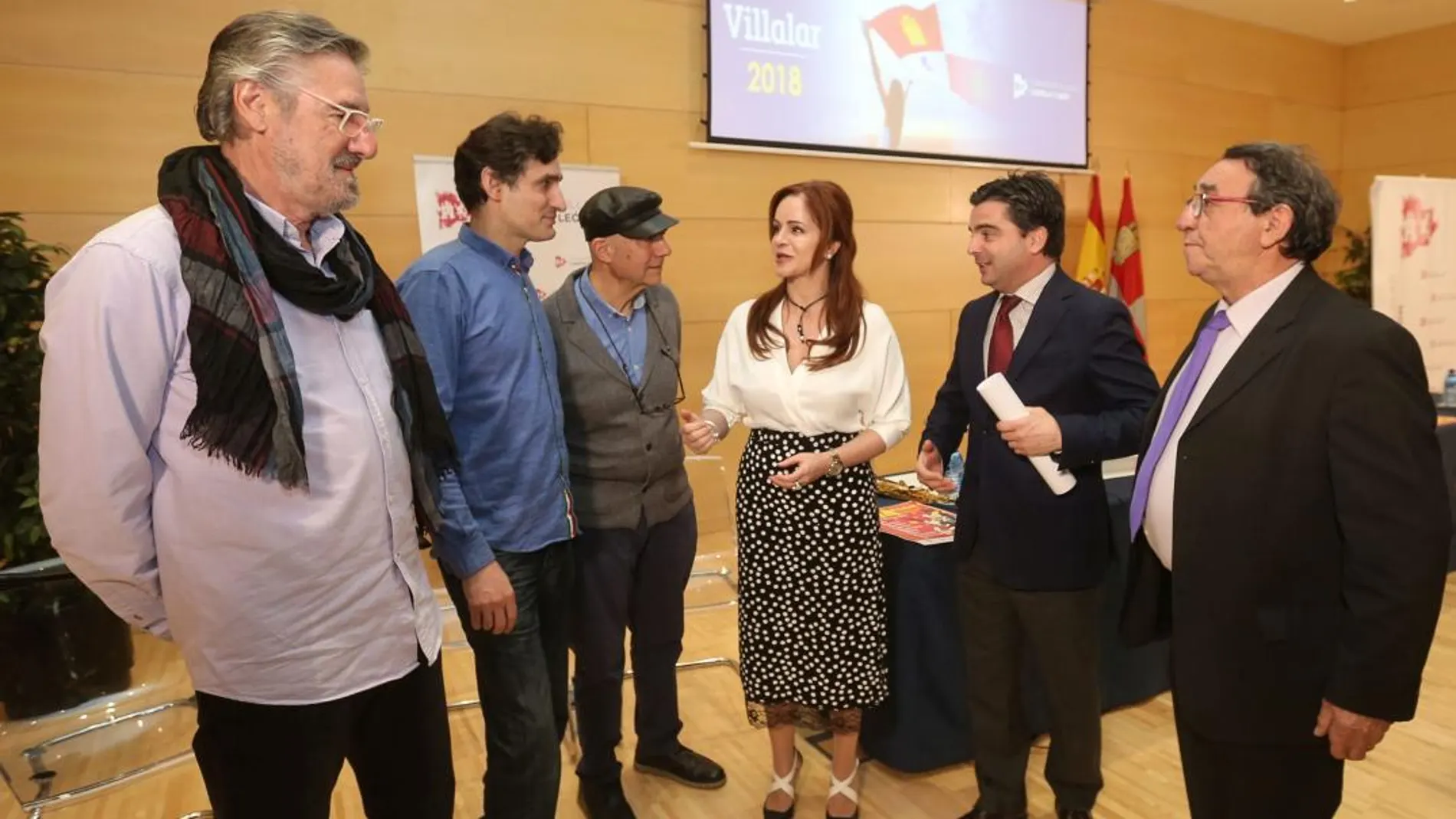 La presidenta de las Cortes, Silvia Clemente, conversa con Toño Ortega y Félix Pérez, de Candeal, en presencia del saxofonista José Luis Rodríguez, del alcalde de Villalar, Luis Alonso, y del director de la Fundación Villalar-Castilla y León, Juan Zapatero