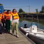 La presidenta de la Diputación de Palencia, Ángeles Armisén, se embarca en una de las nuevas naves de recreo del Canal de Castilla