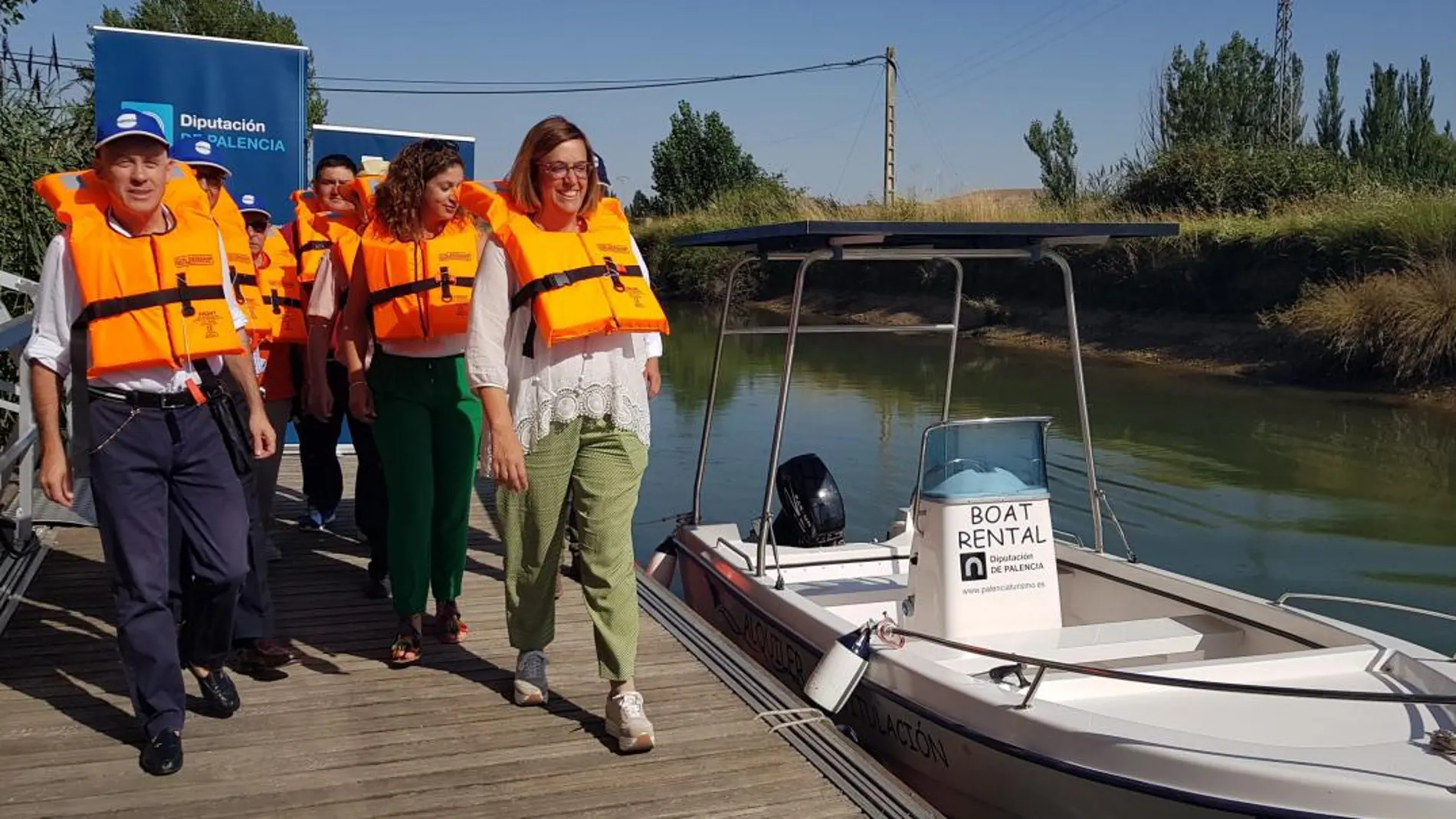 La presidenta de la Diputación de Palencia, Ángeles Armisén, se embarca en una de las nuevas naves de recreo del Canal de Castilla