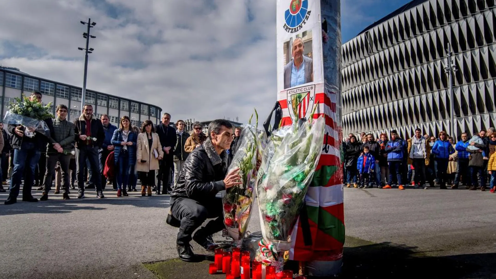 Un hombre deposita una corona de flores durante el homenaje al agente de la Ertzaintza Inocencio Alonso/Efe