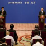 El viceprimer ministro chino Wang Qishan (d ) y el ministro japonés de Relaciones Exteriores, Okada Katsuya (i), durante una rueda de prensa realizada al término del tercer diálogo económico de alto nivel entre China y Japón