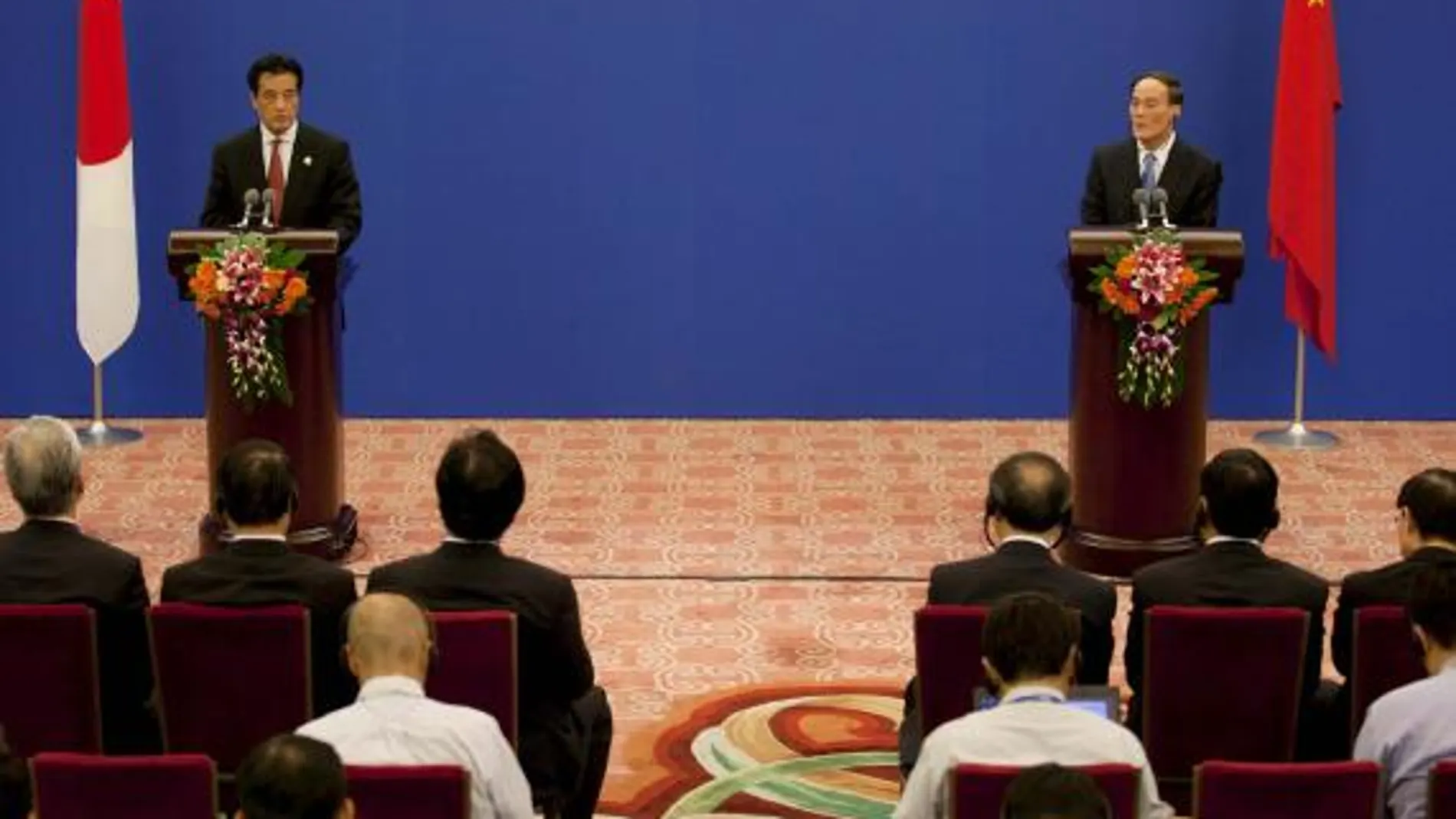 El viceprimer ministro chino Wang Qishan (d ) y el ministro japonés de Relaciones Exteriores, Okada Katsuya (i), durante una rueda de prensa realizada al término del tercer diálogo económico de alto nivel entre China y Japón