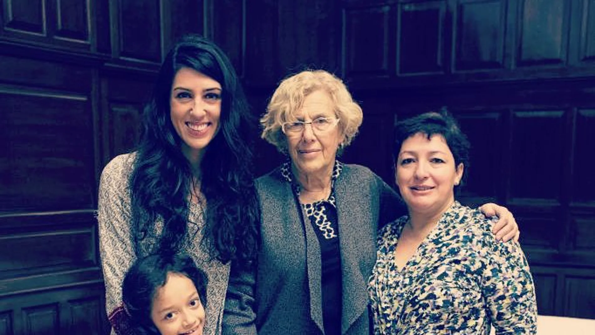 Auxi (izquierda) acudió acompañada por su madre (derecha) y Alba R. Santos, de la asociación Nupa. En el centro, Manuela Carmena