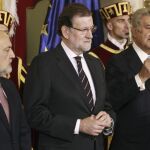 El presidente del Gobierno y candidato del PP a la reelección, Mariano Rajoy, y el presidente del Tribunal Constitucional, Francisco Pérez de los Cobos, escuchan la intervención del presidente del Congreso de los Diputados, Jesús Posada