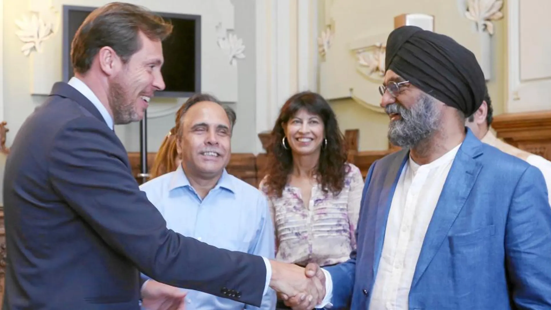 El alcalde de Valladolid, Óscar Puente, y la concejala de Cultura y Turismo, Ana Redondo, reciben un grupo de empresarios de la India