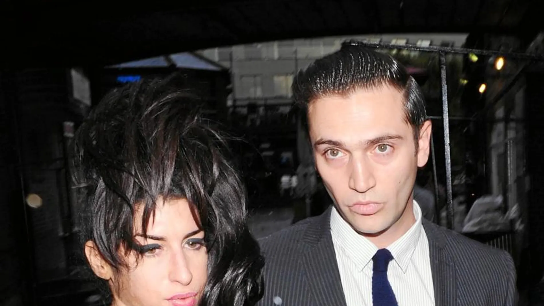 Amy Winehouse con su novio, Reg Traviss, en Londres en 2010