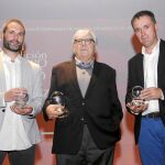 El premiado Juan P. Quiñonero, en el centro, y los finalistas Aldekoa y Ayestaran