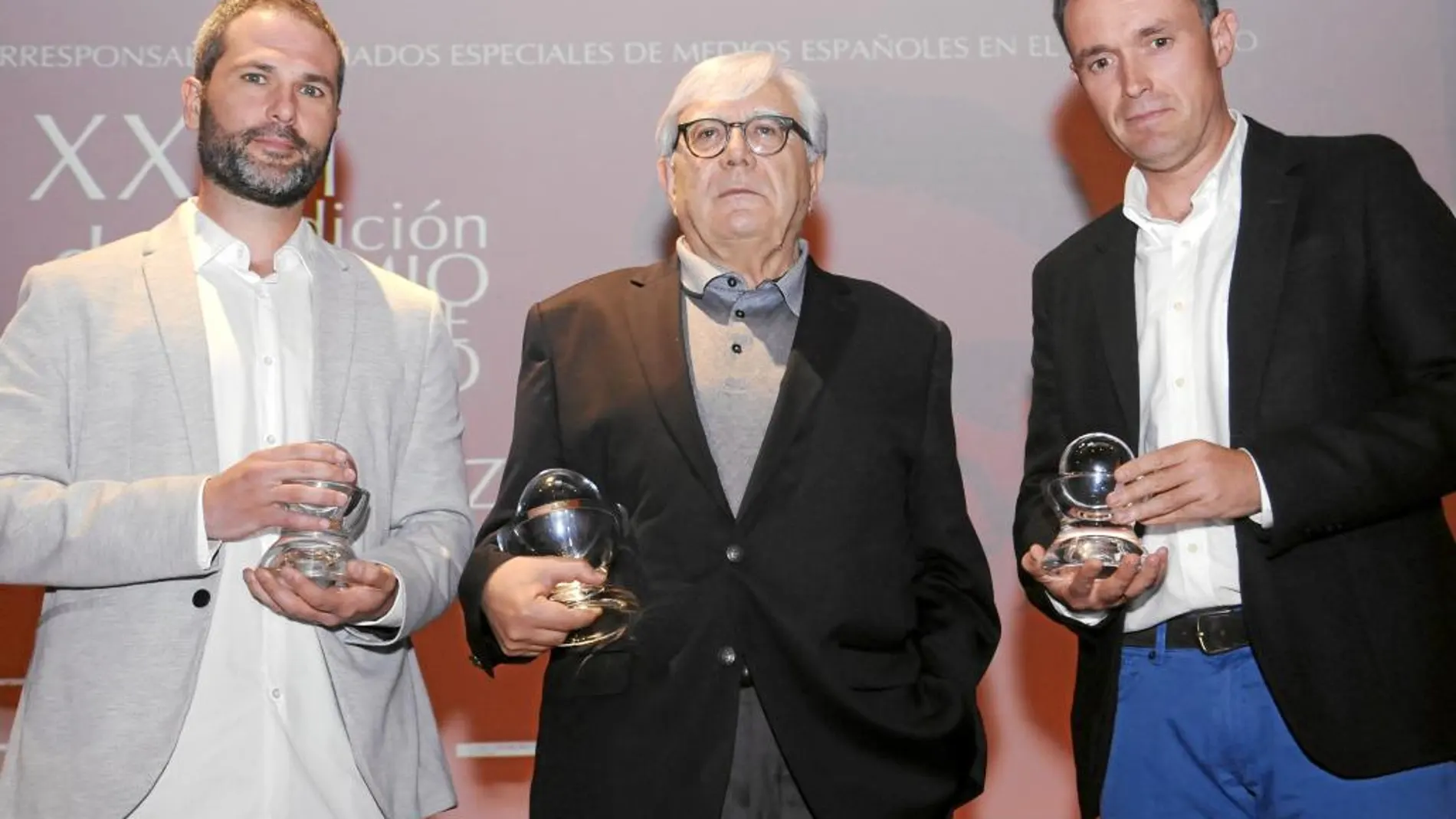 El premiado Juan P. Quiñonero, en el centro, y los finalistas Aldekoa y Ayestaran