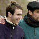 Fotografía de archivo, tomada el 14 de enero de 2000, de Egoitz Urrutikoetxea (i), hijo del ex dirigente de ETA "Josu Ternera"(d)