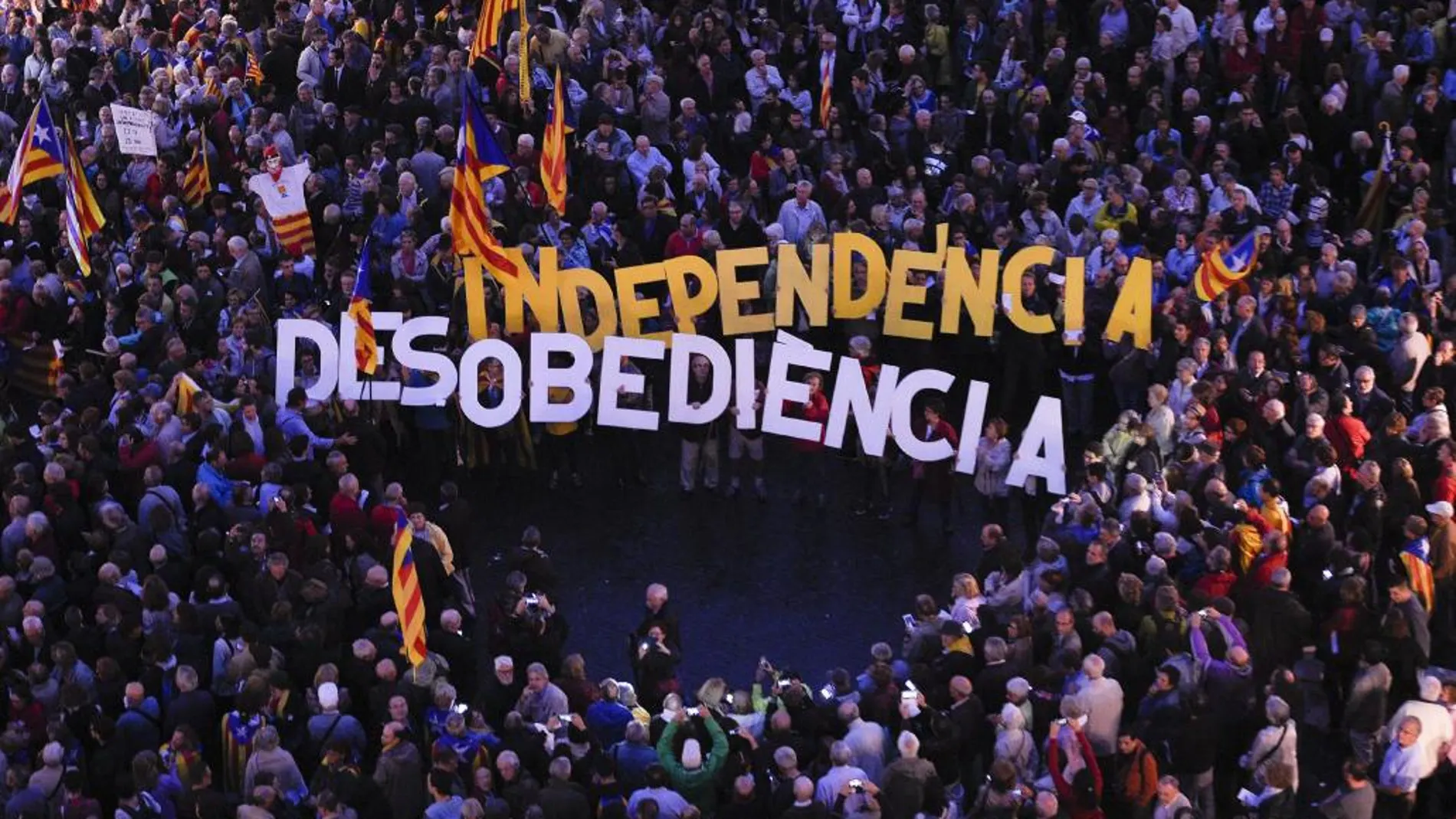 La plaza, de Sant Jaume, donde se encuentran el Palau de la Generalitat y la sede del Ayuntamiento de Barcelona ayer tarde, en respuesta al llamamiento de la plataforma soberanista "Ara és l'hora", tras las declaraciones como imputadas de Ortega y Rigau