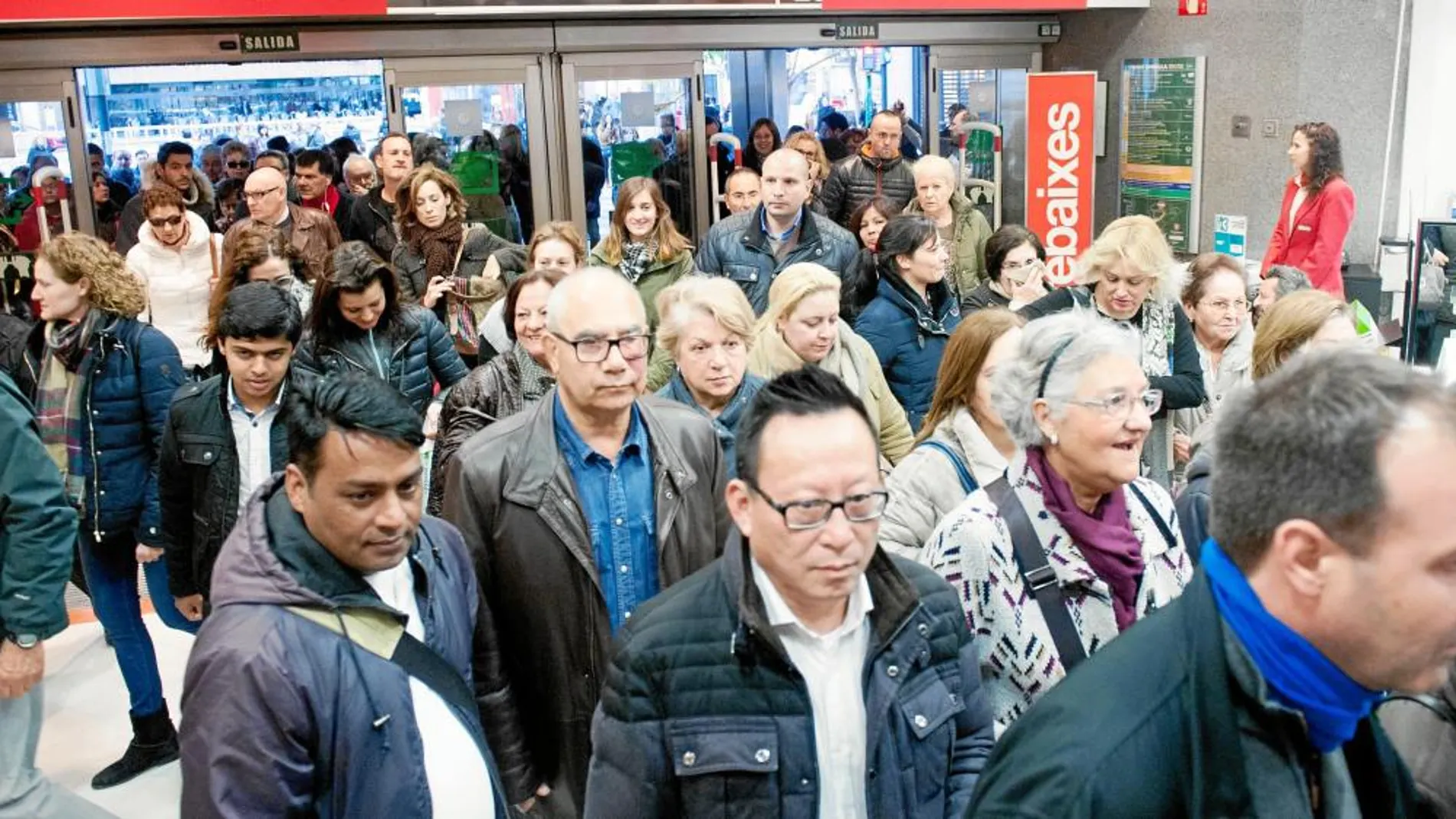 Clientes a la hora de la apertura de unos grandes almacenes el primer día de rebajas de este año