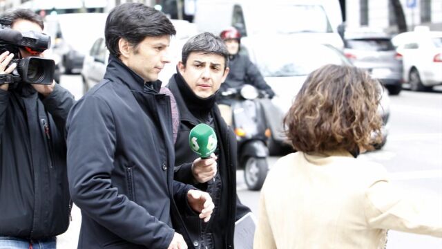 El yerno de Mario Conde, Fernando Guasch (c), a la salida hoy de la Audiencia Nacional