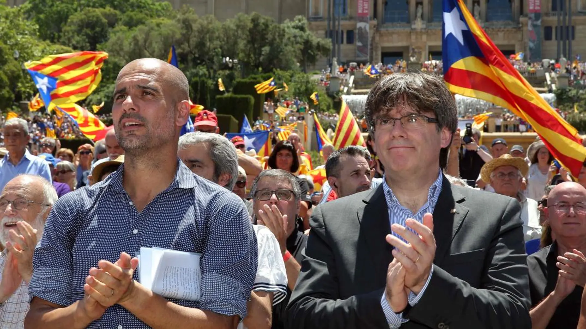 El ex presidente de la Generalitat, Carles Puigdemont junto a Pep Guardiola.