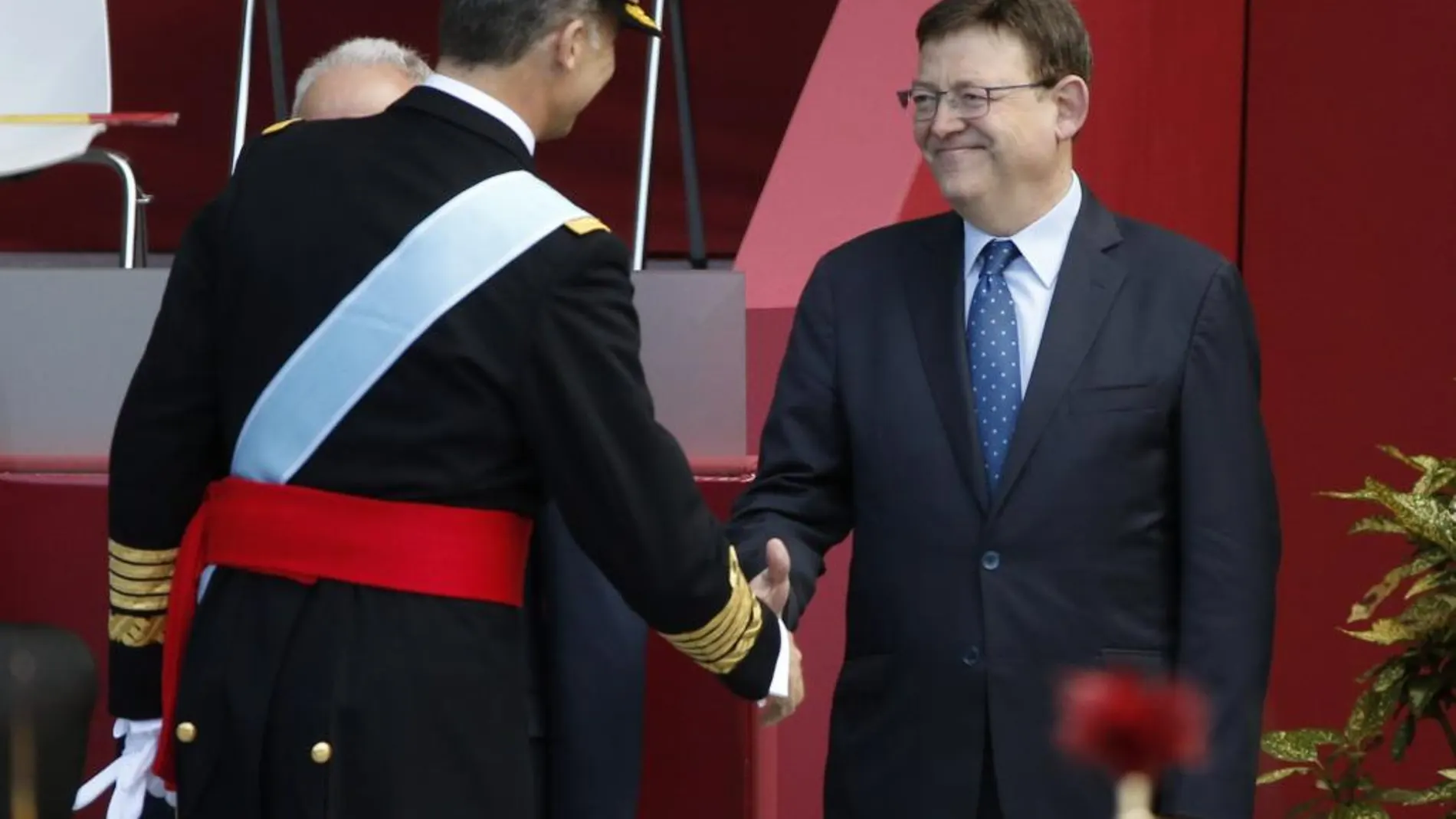 El rey Felipe saluda al presidente de la Generalitat valenciana, Ximo Puig, durante el desfile del Día de la Fiesta Nacional