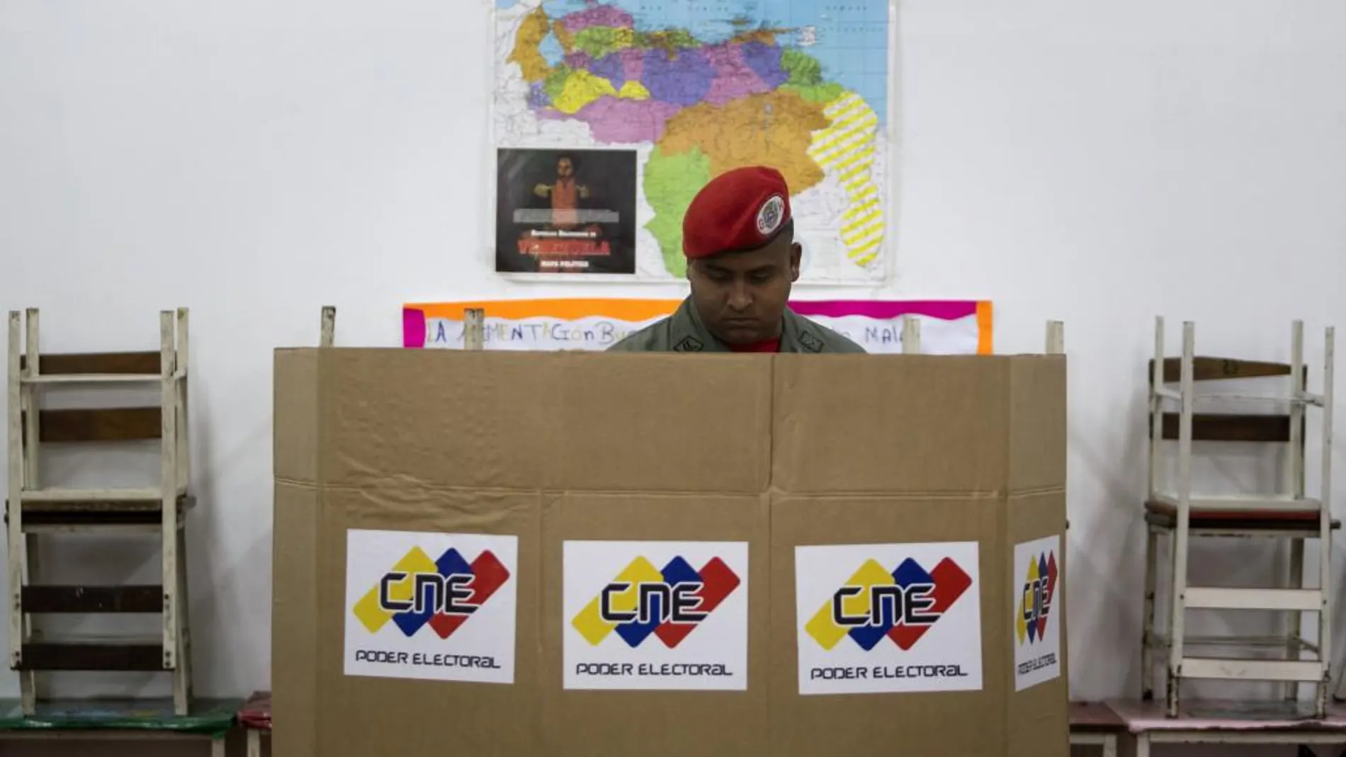Un militar ejerce su derecho al voto en la ciudad de Caracas