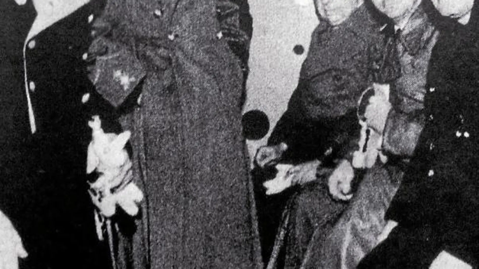 Himmler (segundo por la derecha, sentado) durante su visita, en 1940, a la atroz checa de Vallmajor, una de las que había sido diseñada por el arquitecto Laurencic