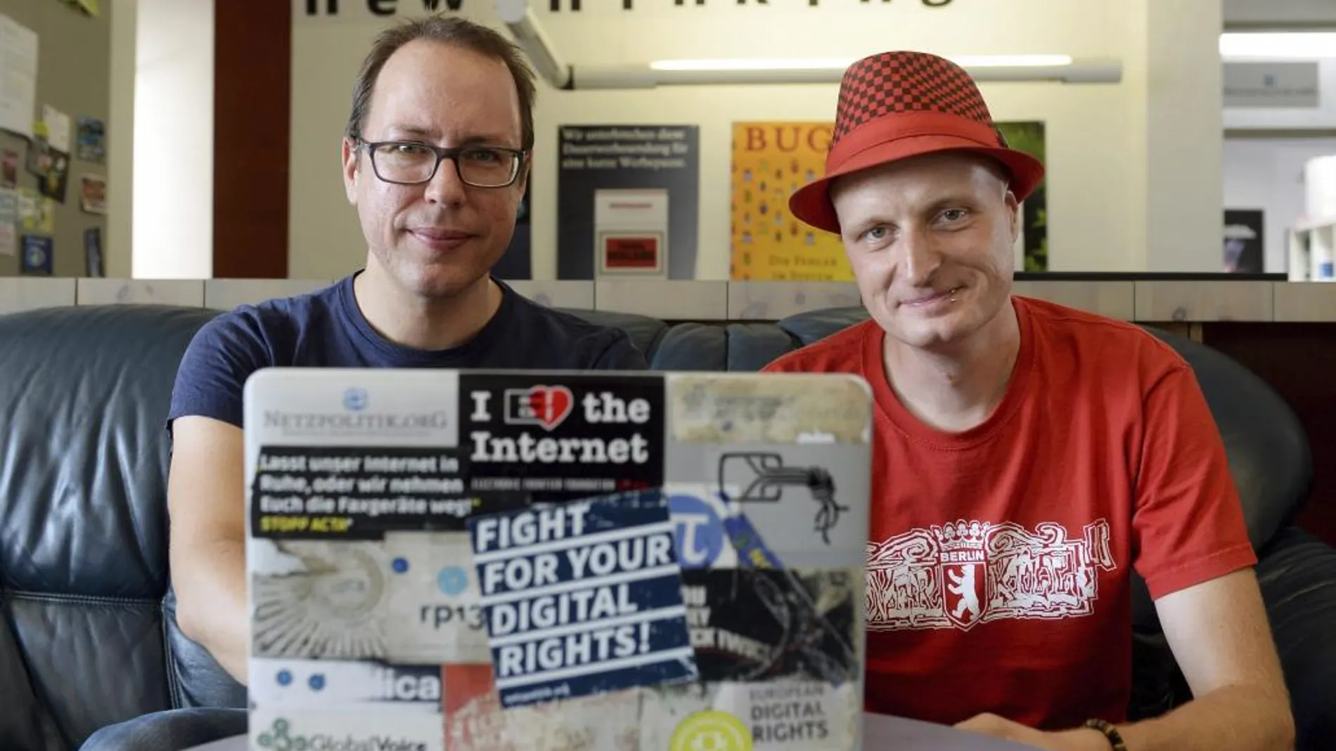 Los periodistas Markus Beckedahl (d) y Andre Meister (i) posan en la redacción del blog Netzpolitik.org en Berlín