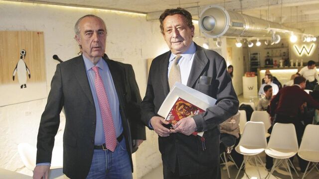 Luis Alberto de Cuenca (izquierda) y Alfonso Ussía (derecha) presentaron «La venganza de Don Mendo». Arriba, la portada del libro