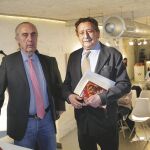 Luis Alberto de Cuenca (izquierda) y Alfonso Ussía (derecha) presentaron «La venganza de Don Mendo». Arriba, la portada del libro