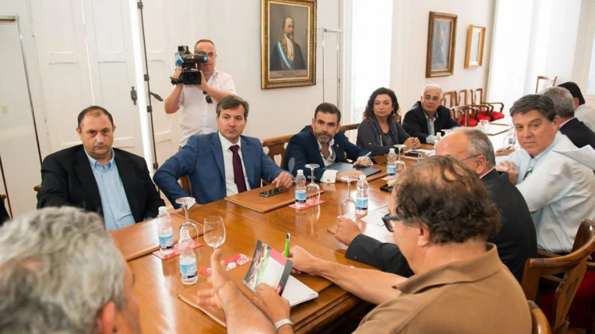 Mesa de alcaldes del Mar Menor, reunidos ayer en Cartagena para buscar soluciones a los salmueroductos