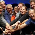 Ciudadanos hace piña. La candidata de Ciudadanos a la Presidencia de la Generalitat, Inés Arrimadas, y el presidente de la formación, Albert Rivera, junto a otros candidatos durante el acto de cierre de campaña