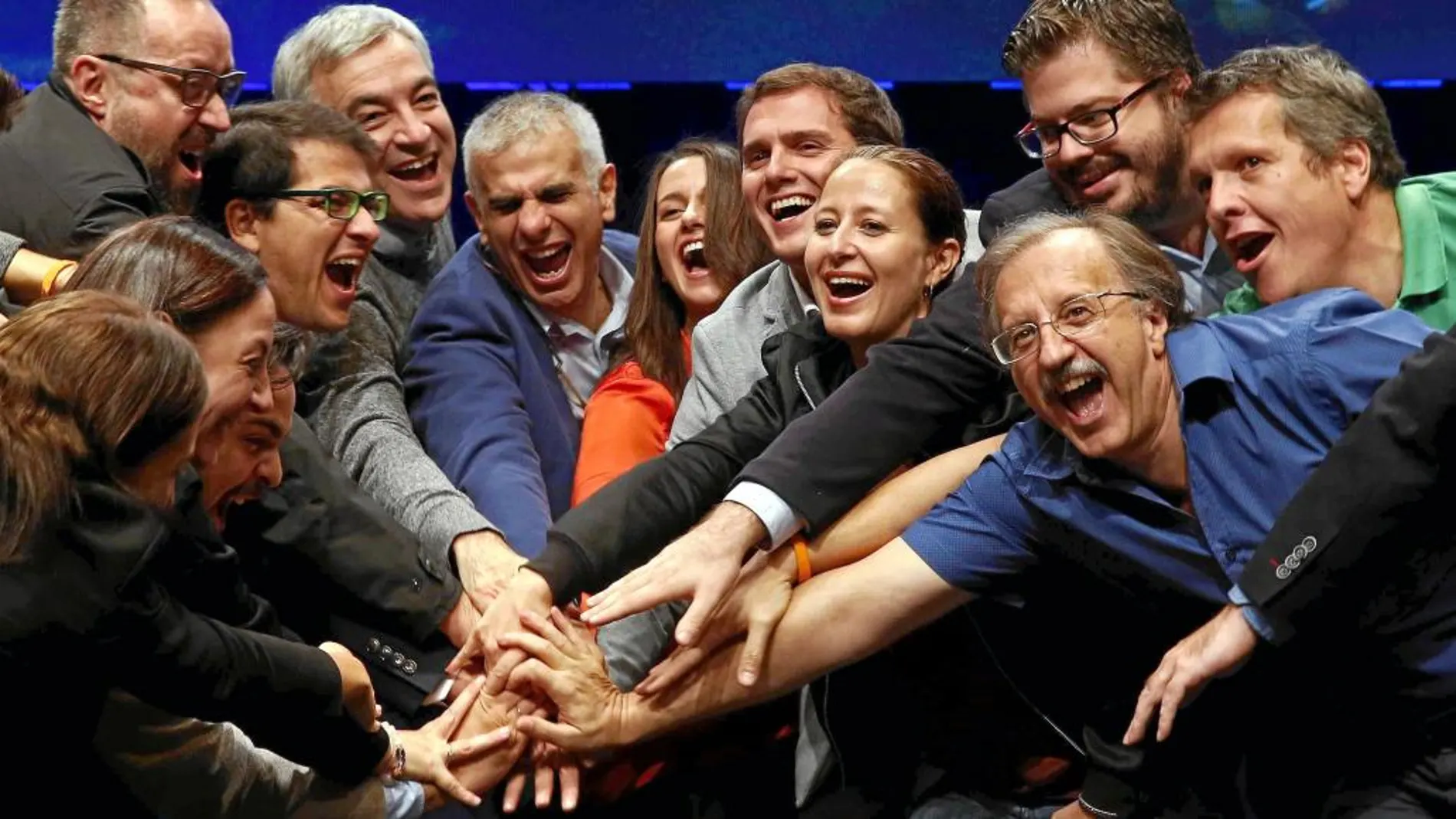 Ciudadanos hace piña. La candidata de Ciudadanos a la Presidencia de la Generalitat, Inés Arrimadas, y el presidente de la formación, Albert Rivera, junto a otros candidatos durante el acto de cierre de campaña