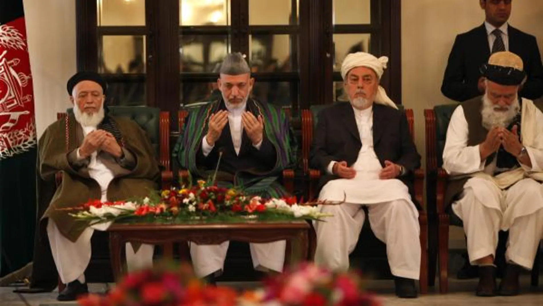 Hamid Karzai, presidente de Afganistán, flanqueado por dos antiguos jefes talibán: Bruhanudin Rabani (a la izquierda) y Ahmad Gilani