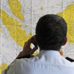 Centro de crisis en el aeropuerto de Surabaya durante la búsqueda del avión