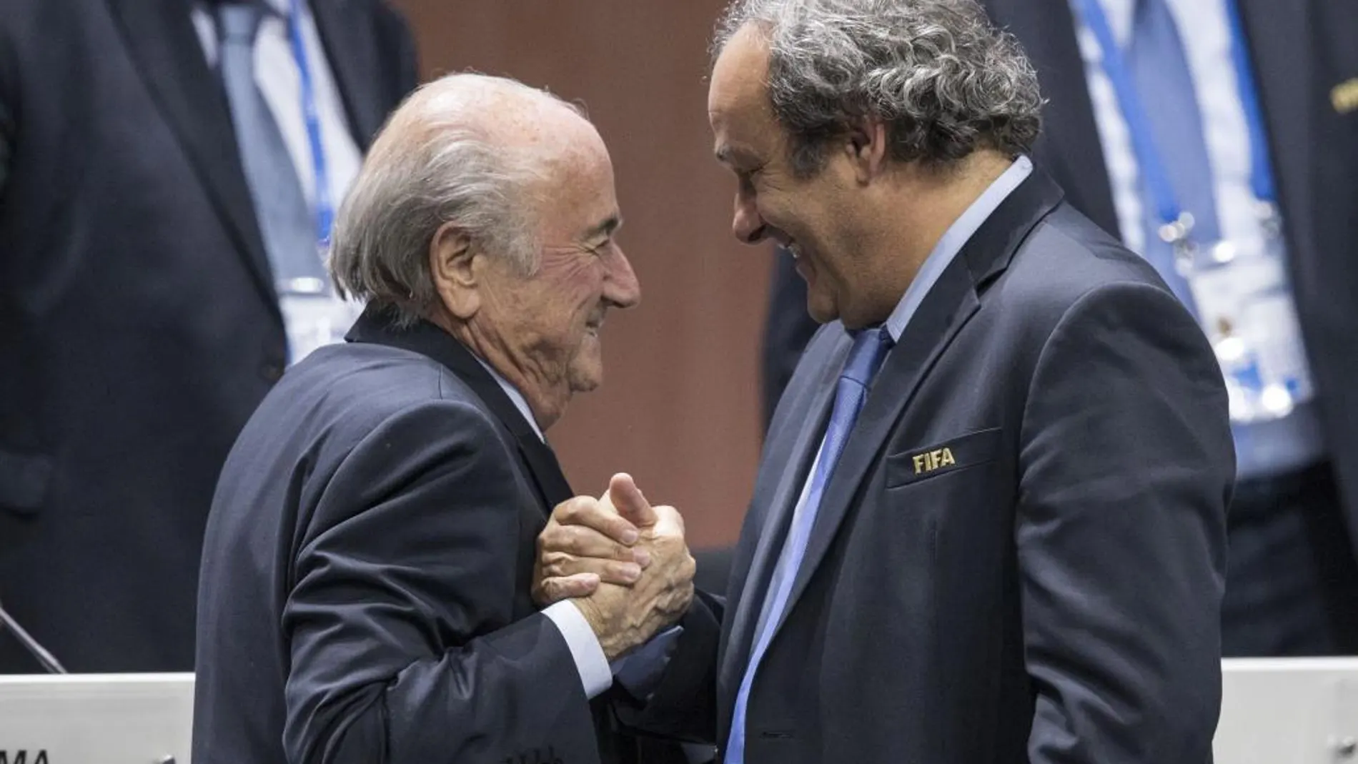 Michel Platini, junto a Joseph Blatter