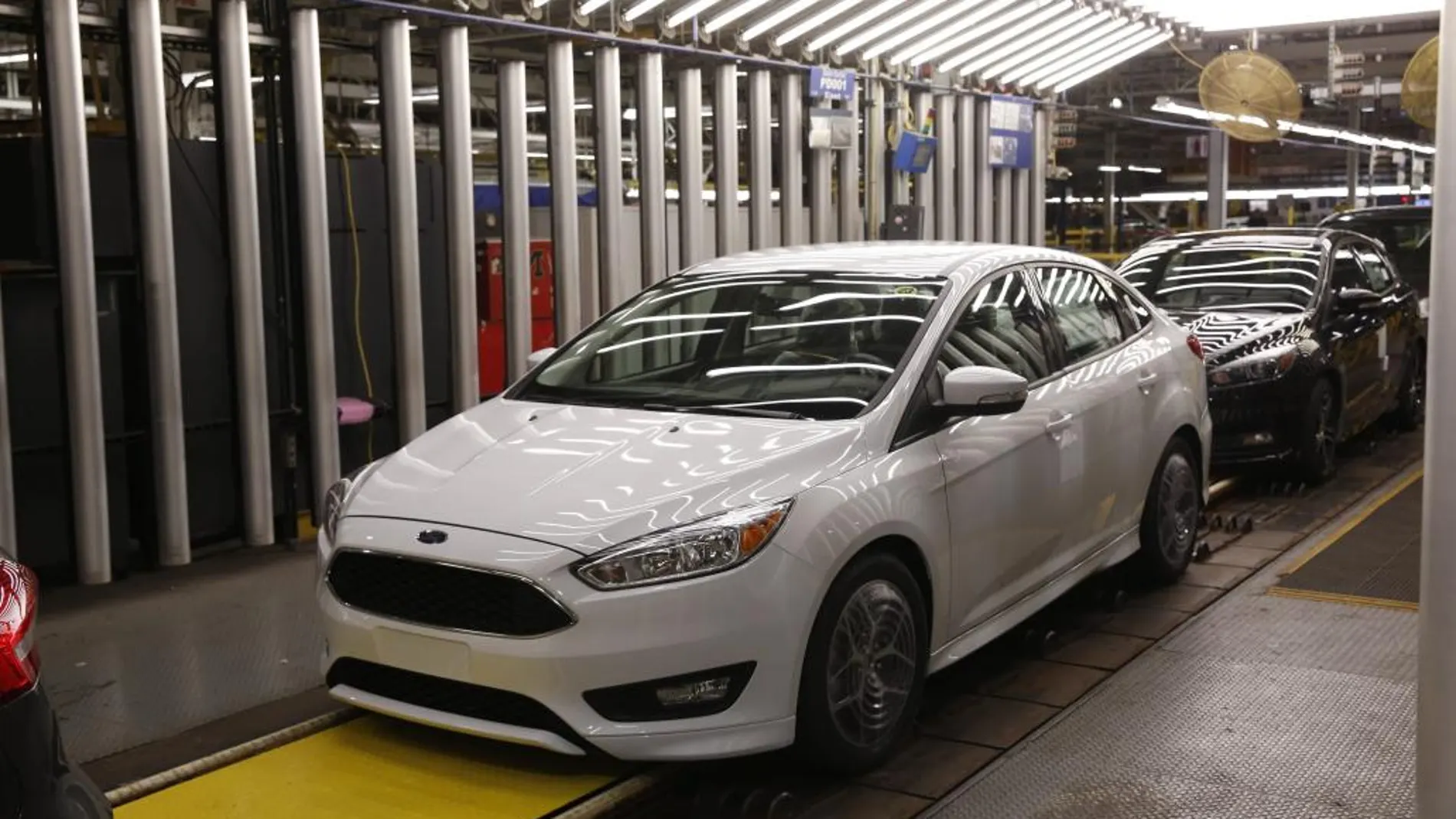 Fotografía de archivo facilitada hoy, 4 de enero de 2017, y fechada el 7 de enero de 2015 que muestra un vehículo Ford Focus de la empresa multinacional estadounidense fabricante de automóviles Ford, en una fábrica de de Flat Rock, Michigan, Estados Unidos.
