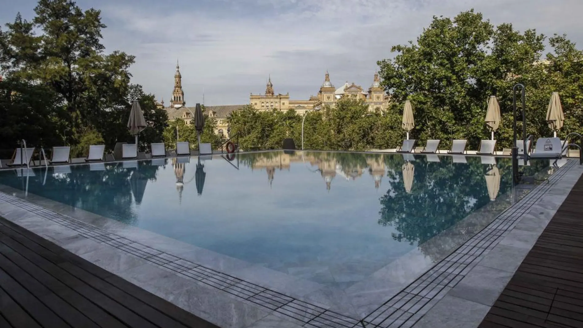 Vista de la piscina, con la Plaza de España reflejada en el agua