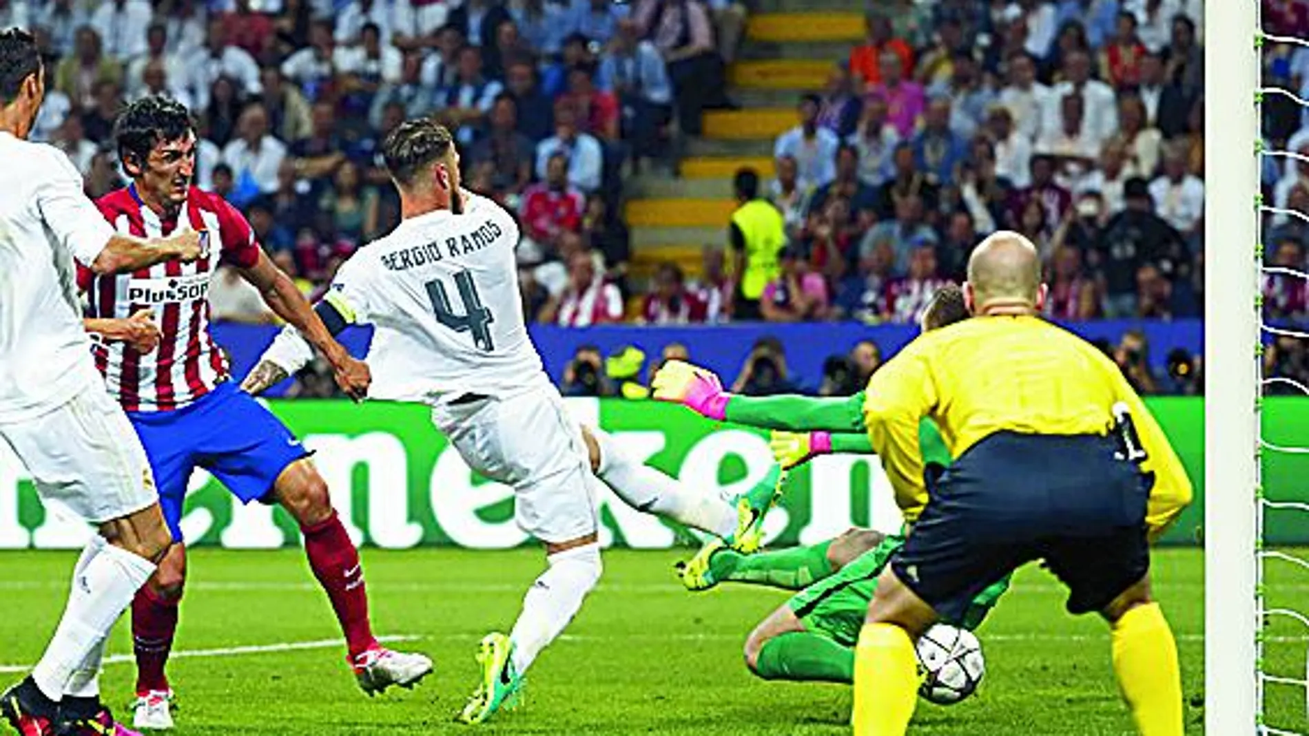 A los quince minutos marcó el Madrid, pero el tanto no debió subir al marcador. Prolonga Bale un balón y el defensa central blanco está más adelantado que la defensa