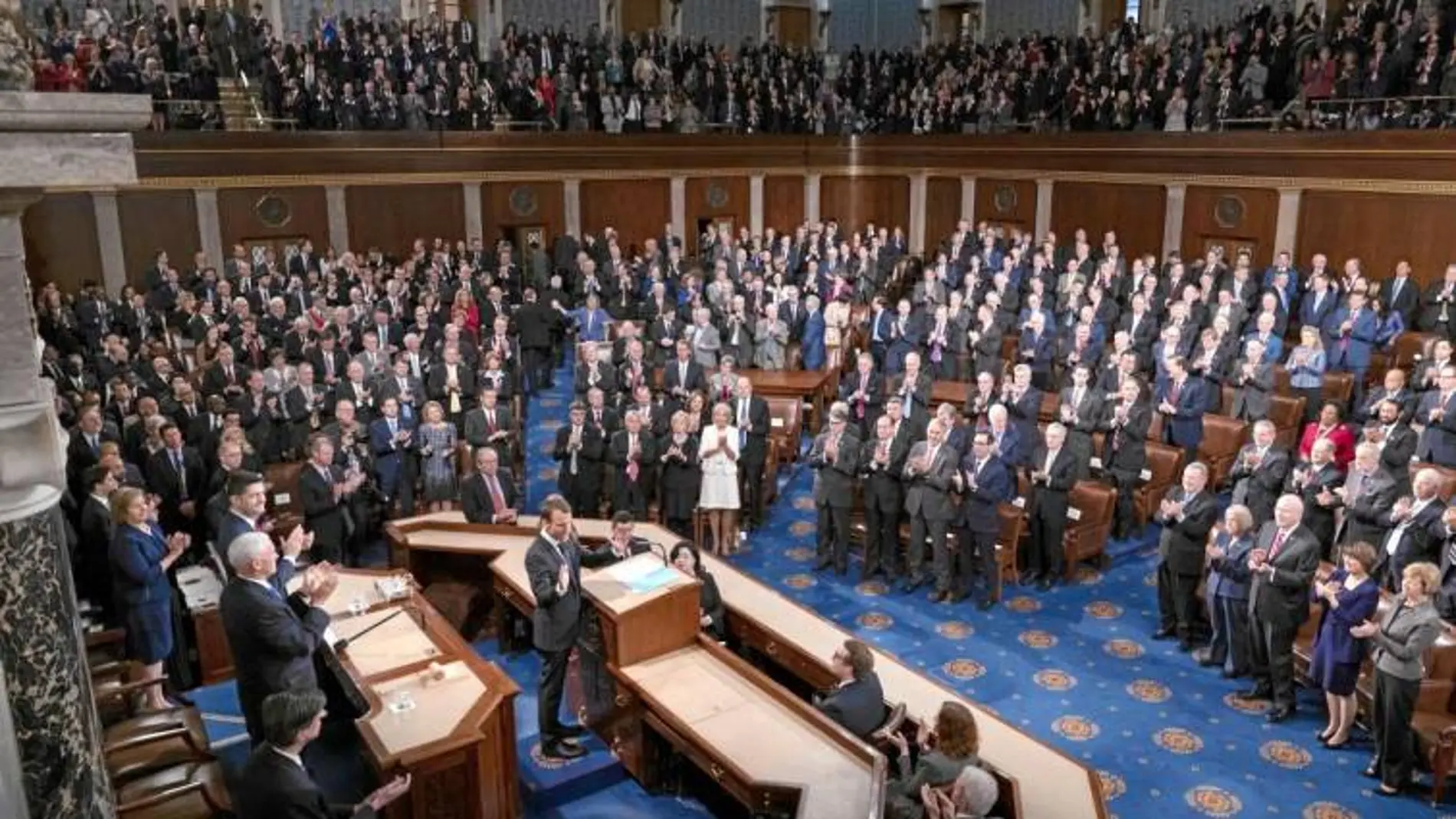 Los congresistas y senadores de EE UU aplauden en pie al presidente francés, Emmanuel Macron, tras finalizar su discurso ayer ante el Capitolio en Washington