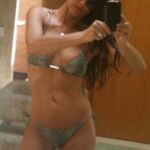 Demi Moore presume de bikini en su cuarto de baño