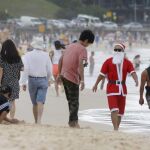 Un turista vestido de Papá Noel, en la playa Bondi de Sidney