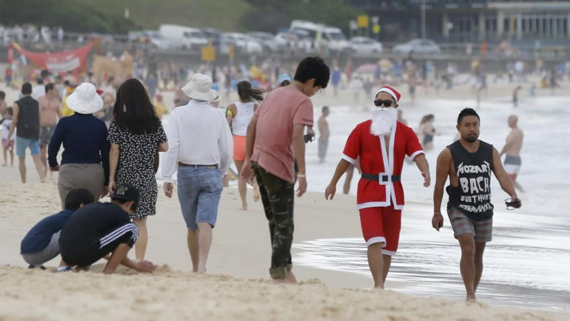 Un turista vestido de Papá Noel, en la playa Bondi de Sidney