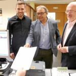 Fran Ferri (Compromís), Manuel Mata (PSPPV) y Antonio Montiel (Podemos) en la entrega de la proposición de Ley