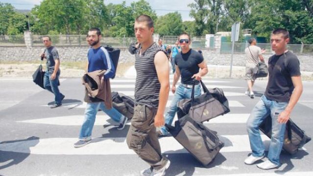 Militares y familias critican al Gobierno por ocultar el virus