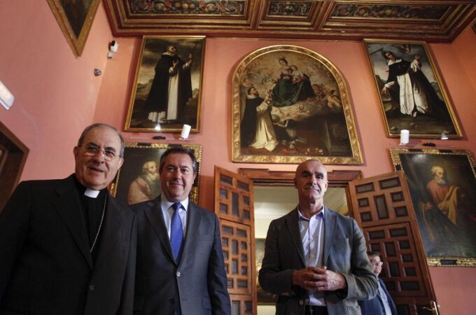 Juan José Asenjo, Juan Espadas y Antonio Muñoz, ayer en el Palacio Arzobispal de Sevilla