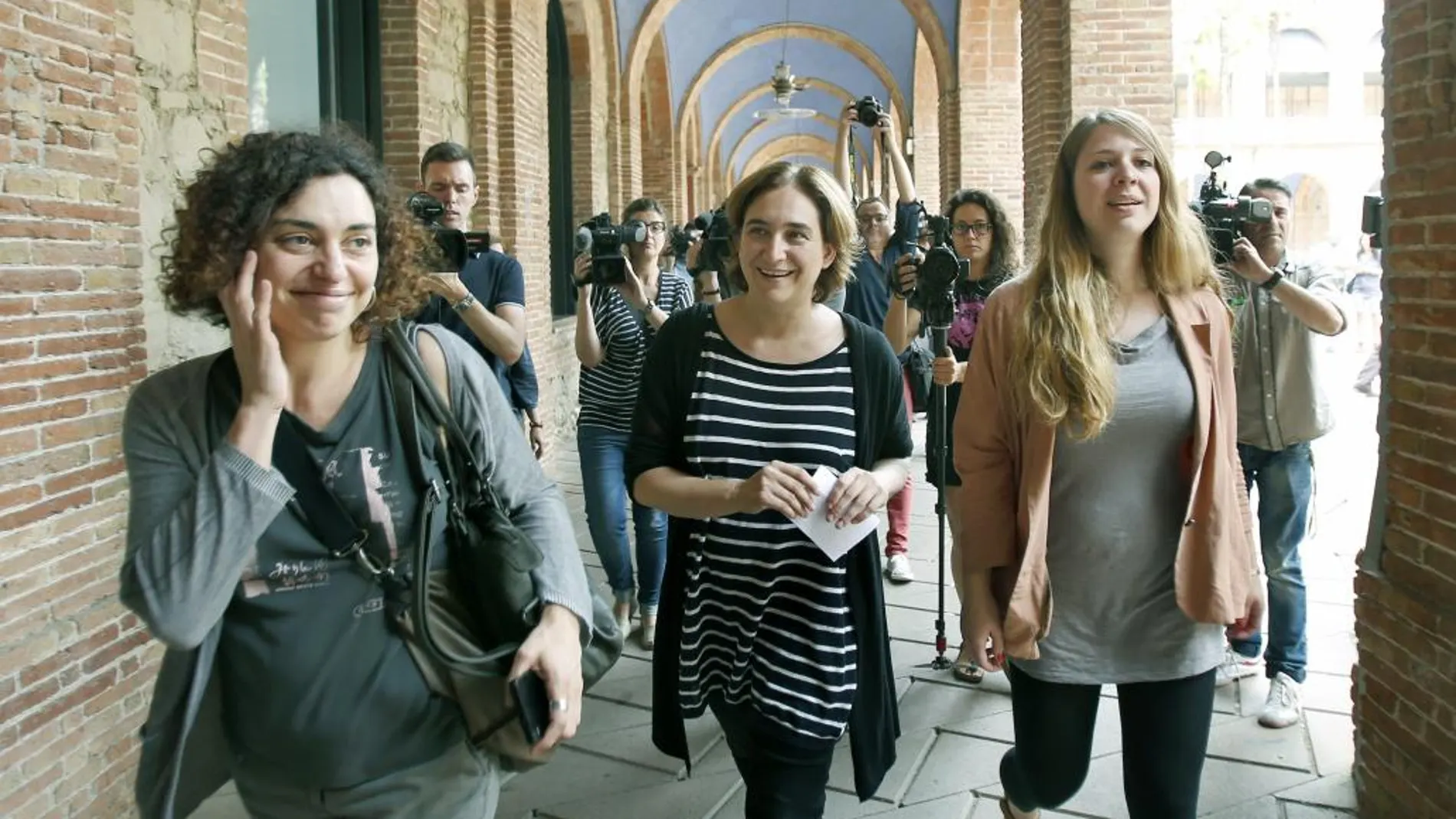 La nueva alcaldesa de Barcelona, Ada Colau (c), durante su visita a la sede del distrito de Nou Barris