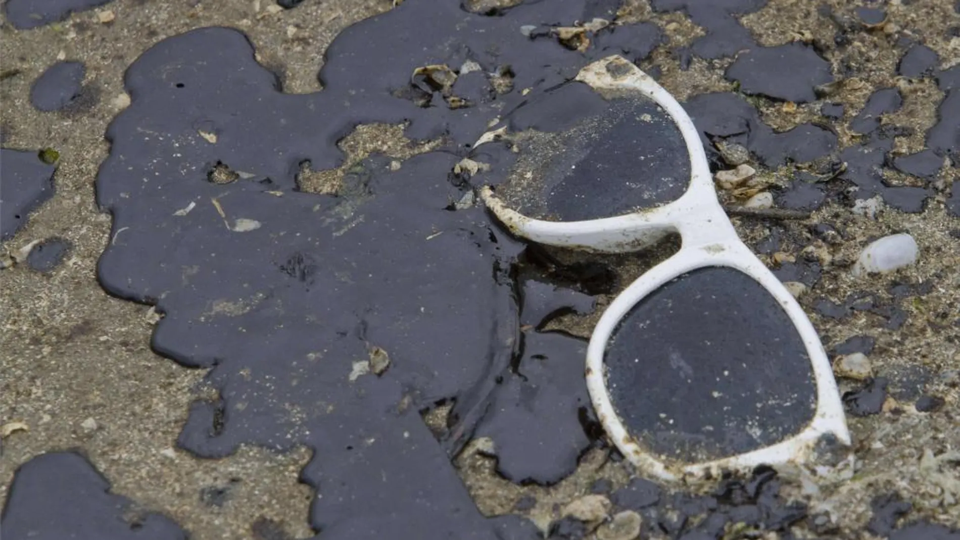 Imagen de archivo de un suelo contaminado por un vertido de petróleo en Estados Unidos