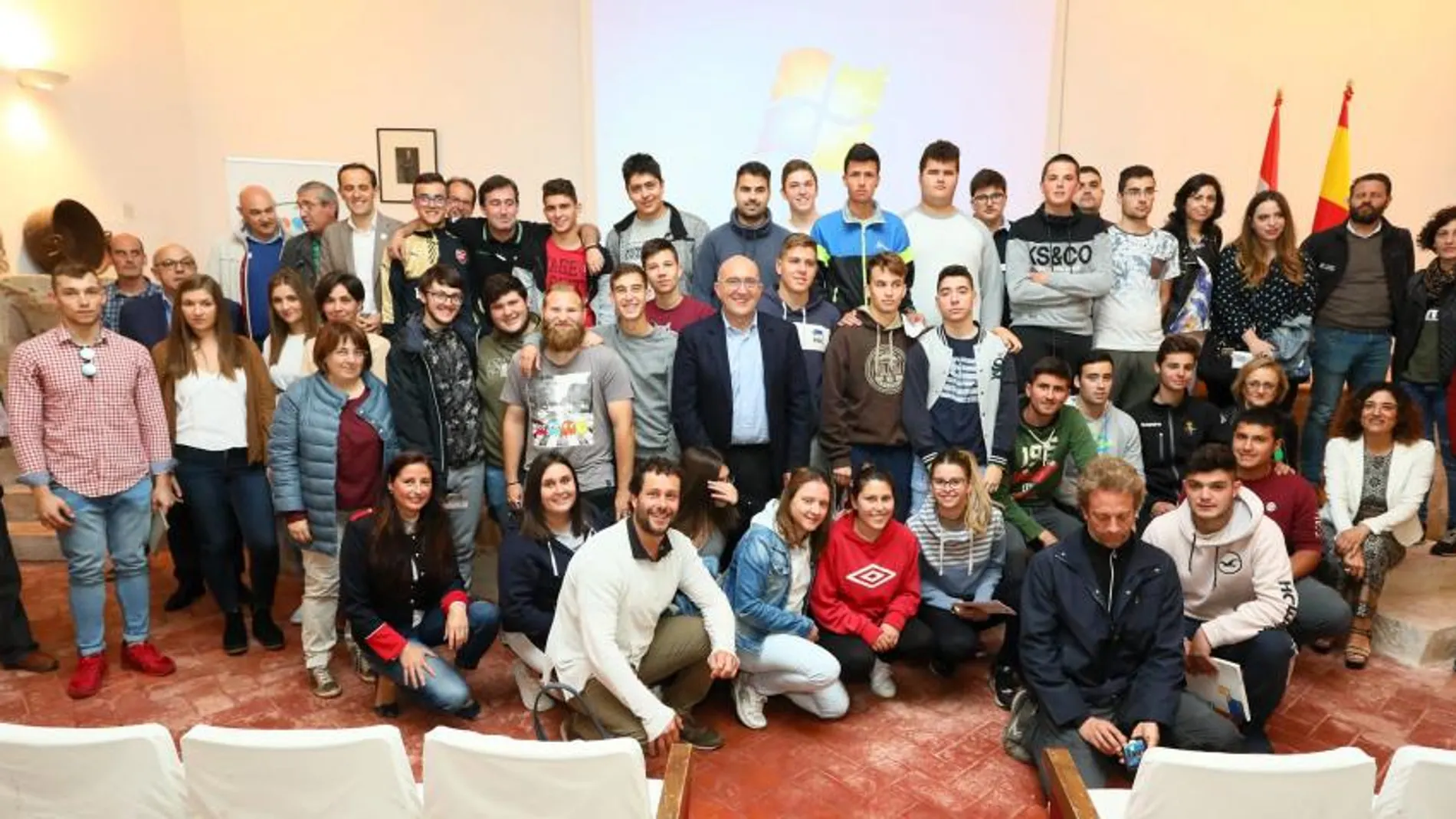 Foto de familia del presidente de la Diputación de Valladolid, Jesús Julio Carnero, con los jóvenes agricultores de la provincia