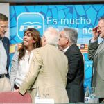Rajoy y Sánchez-Camacho conversaron ayer con los representantes de varias casas regionales al término del acto en el Palau de la Música