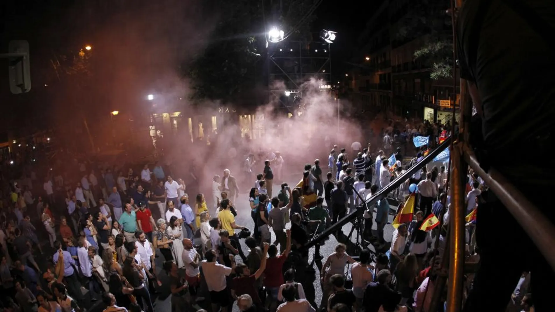 Los neonazis tiraron bengalas durante la celebración de los populares