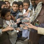 Niños yemeníes muestran metralla recogida entre los escombros de sus casas