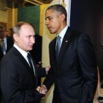 El presidente ruso, Vladímir Putin, y su homólogo estadounidense, Barack Obama, se estrechan la mano durante su encuentro en el marco de la Cumbre del Clima que se celebra en París (Francia)