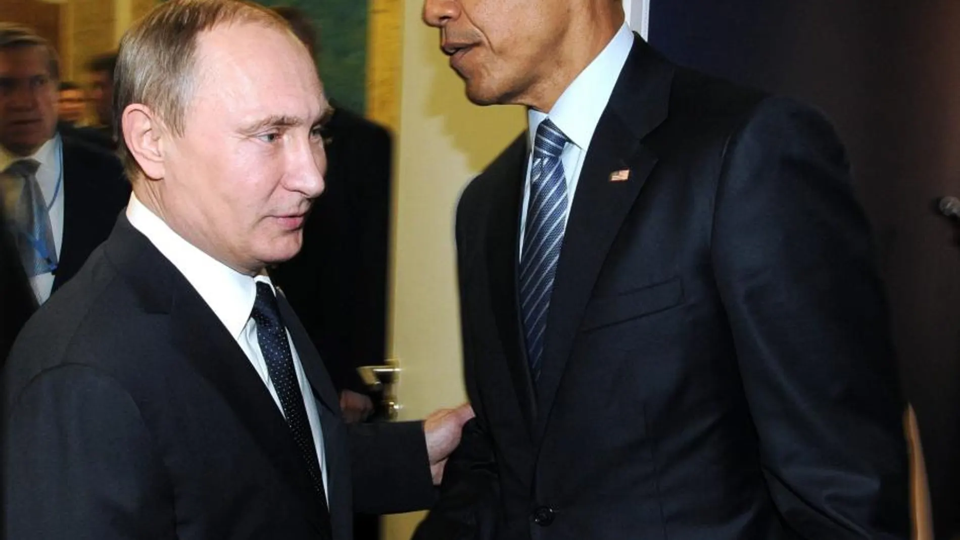 El presidente ruso, Vladímir Putin, y su homólogo estadounidense, Barack Obama, se estrechan la mano durante su encuentro en el marco de la Cumbre del Clima que se celebra en París (Francia)