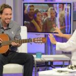Iglesias canta una nana en televisión