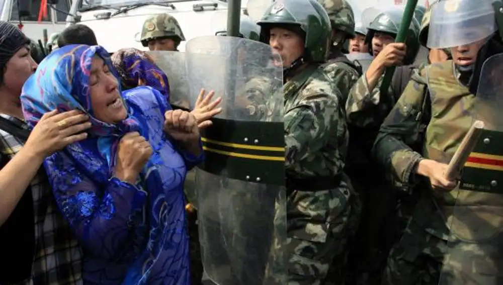 Enfrentamientos entre uigures y la policía china