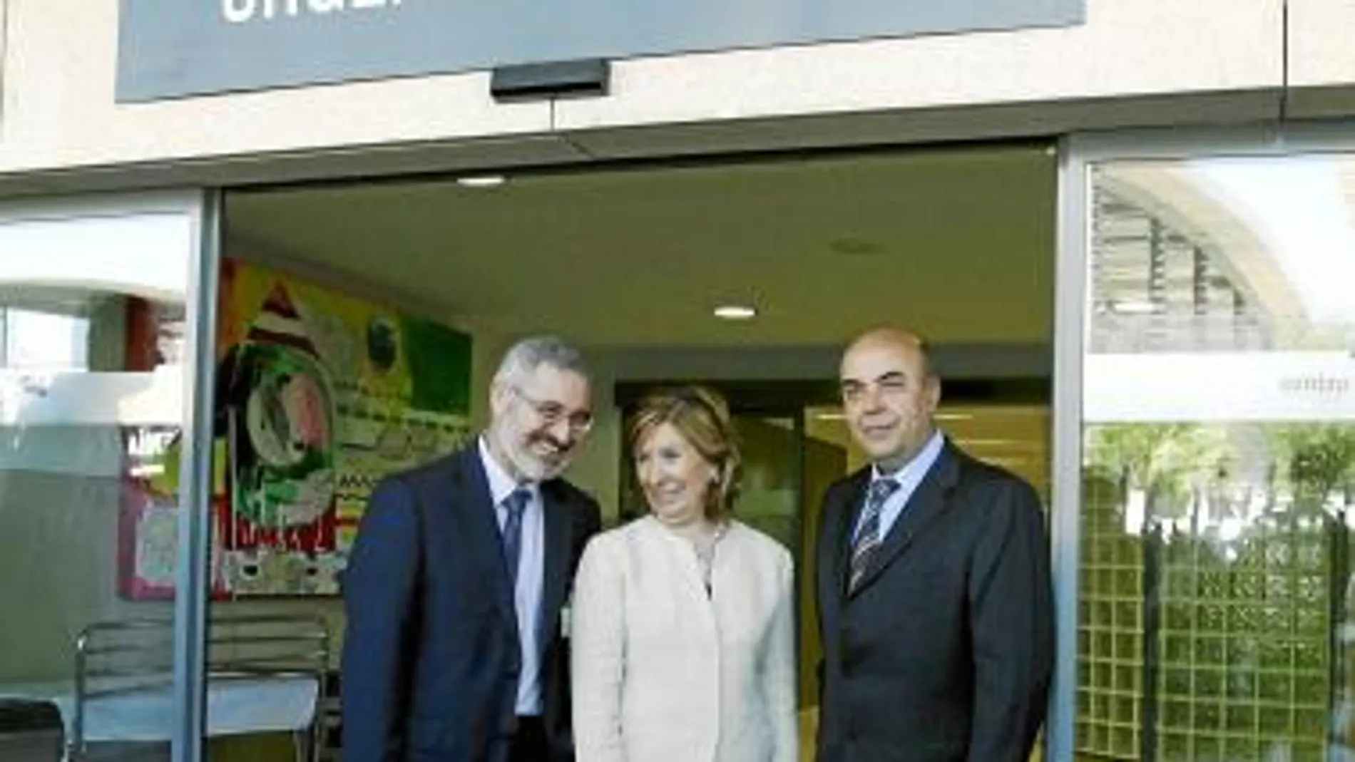 Palacios (centro), acompañada por Alarcón y Alcaraz al inicio de la inauguración del Hospital Materno Infantil de la Arrixaca